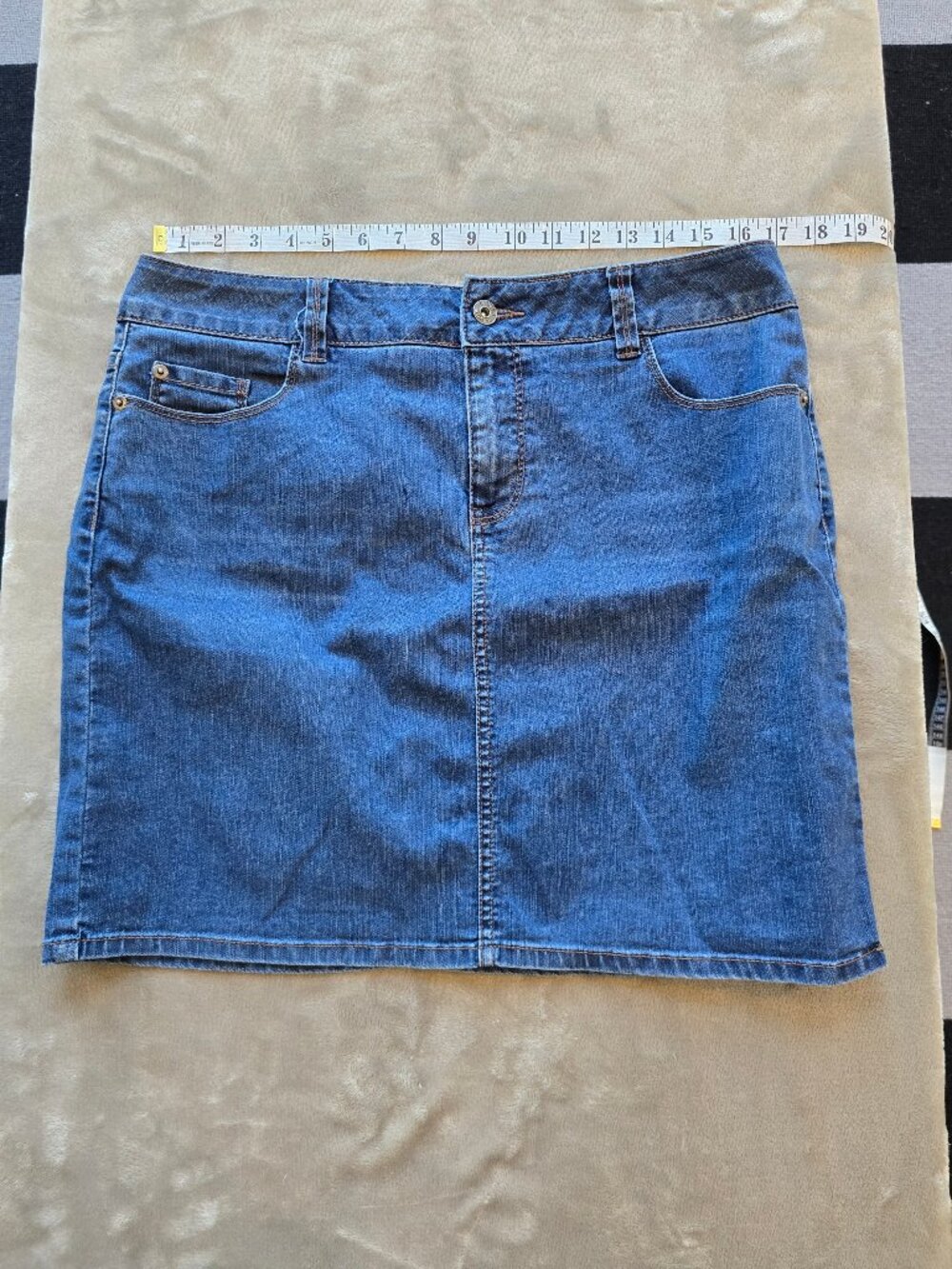 Denver Hayes Medium Wash Denim Mini Skirt – size 10/ 34 waist